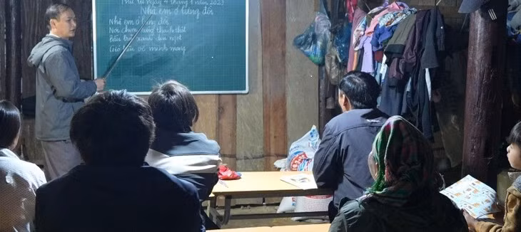 高平省隆赛赫蒙族“扫盲班”助力脱贫减贫改善生活 ảnh 1