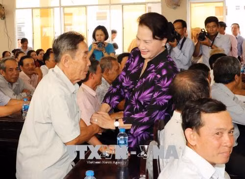 国会主席阮氏金银接待芹苴市选民 其他党和国家领导赴各地接待选民 ảnh 1 国会主席阮氏金银接待芹苴市选民 其他党和国家领导赴各地接待选民 ảnh 1