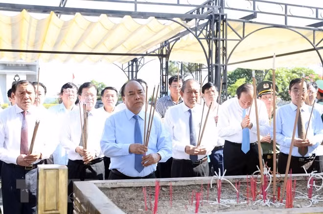 越南政府领导在长山国家烈士陵园敬香 ảnh 1