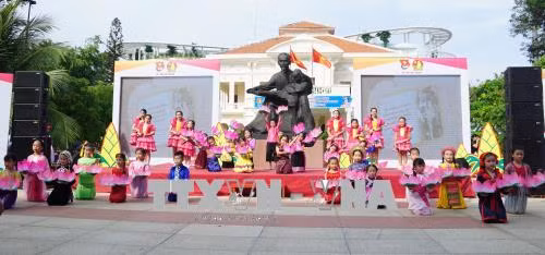 越南各地纷纷举行胡志明主席诞辰128周年纪念活动 ảnh 1 越南各地纷纷举行胡志明主席诞辰128周年纪念活动 ảnh 1