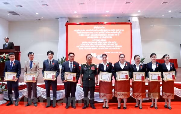 老挝向越南军队电信集团在老挝联营体授予劳动勋章 ảnh 2 老挝向越南军队电信集团在老挝联营体授予劳动勋章 ảnh 2