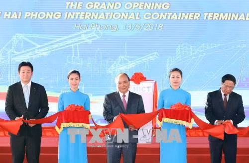 海防市国际集装箱港口迎接首艘集装箱船靠泊 ảnh 1