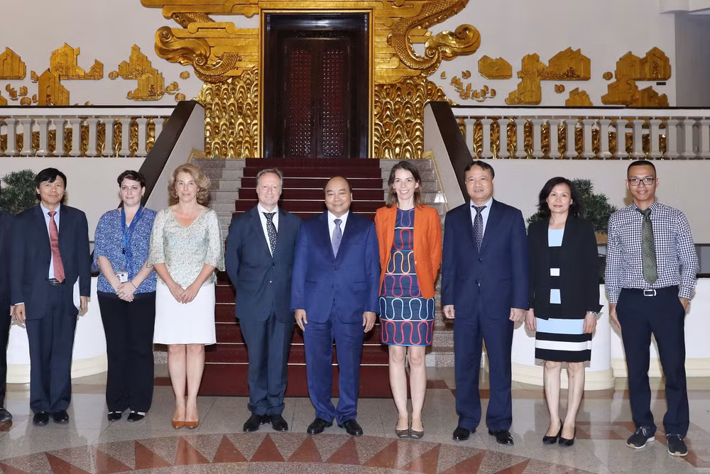 越南政府总理阮春福会见欧盟驻越南代表团团长布鲁诺•安格莱特 ảnh 2