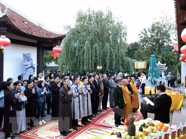 旅居乌克兰越南人深切缅怀英勇不屈捍卫祖国海洋岛屿主权的烈士们 ảnh 1