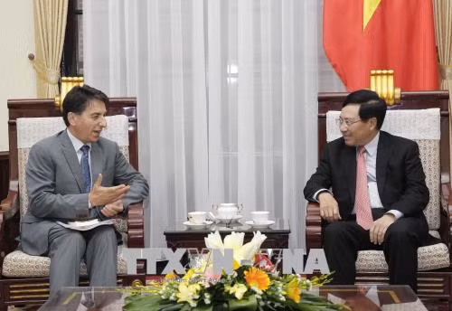  范平明会见希腊驻越大使 ảnh 1