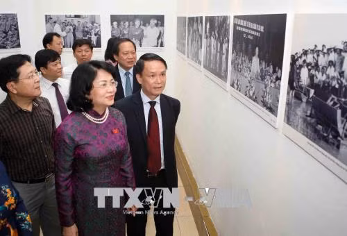 “爱国竞赛运动70周年”图片展正式开展 国家副主席邓氏玉盛出席并剪彩 ảnh 3