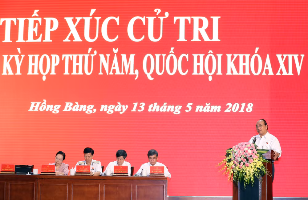 越南政府总理阮春福在海防市开展国会代表接待选民活动 ảnh 1