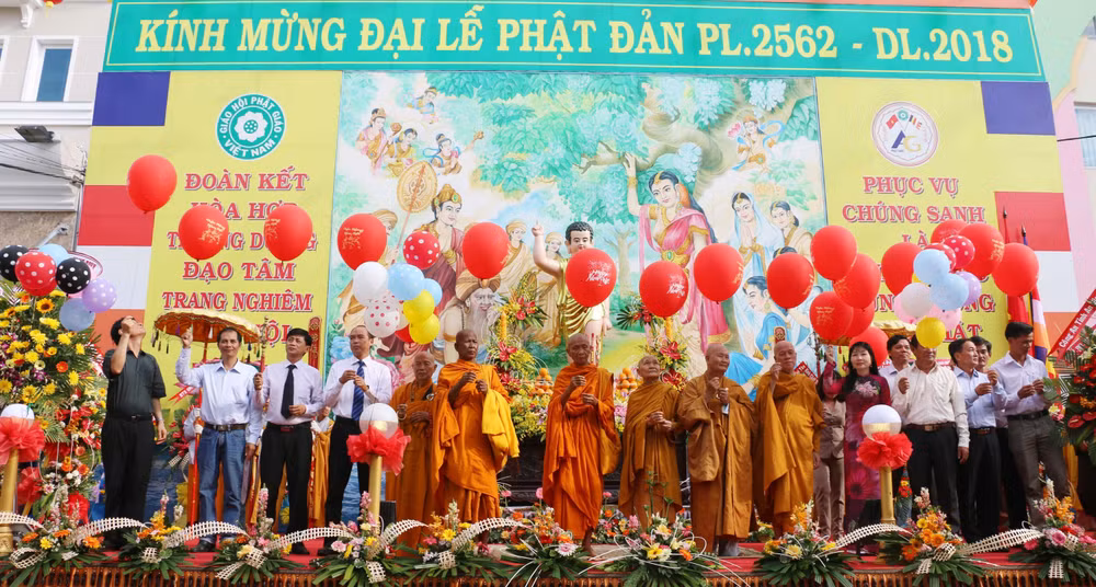 越南各地纷纷举行佛诞节庆祝活动 ảnh 1