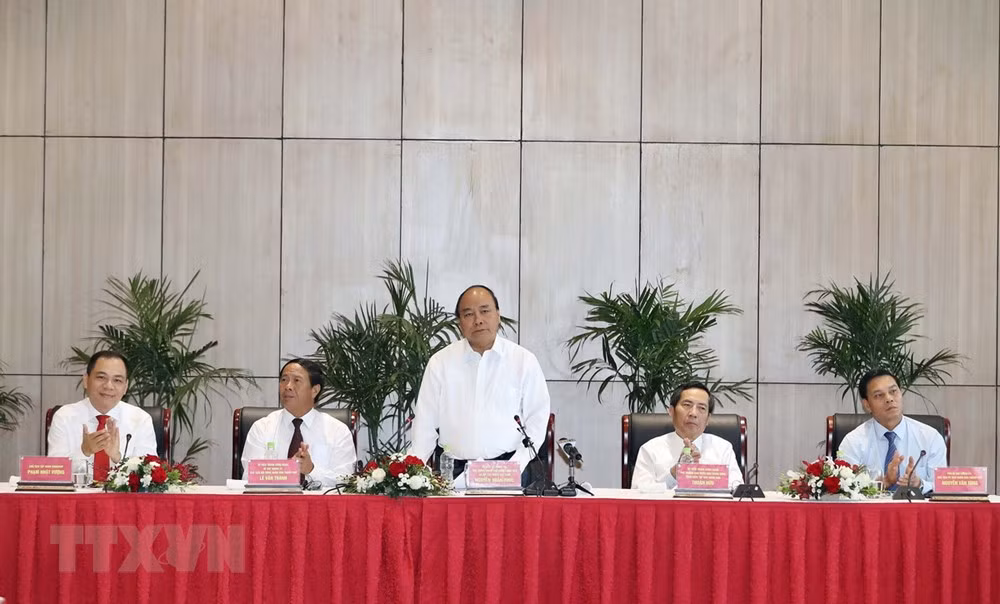 政府总理阮春福参观海防市Vinfast汽车制造厂 ảnh 3