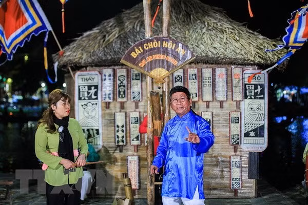 会安市举行盛大游行活动庆祝发牌唱曲艺术被列入《人类非物质文化遗产代表作名录》 ảnh 1