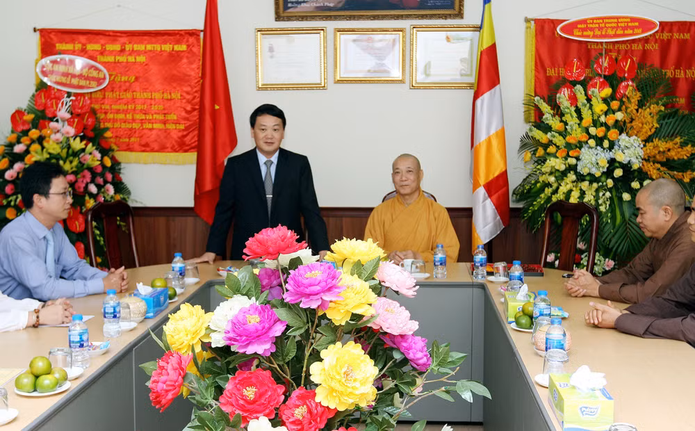 越南祖国阵线中央委员会副主席侯阿令看望慰问释宝严和尚 ảnh 1 越南祖国阵线中央委员会副主席侯阿令看望慰问释宝严和尚 ảnh 1