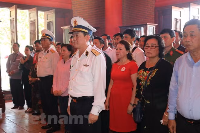 长沙岛县军民敬香缅怀胡志明主席 ảnh 1