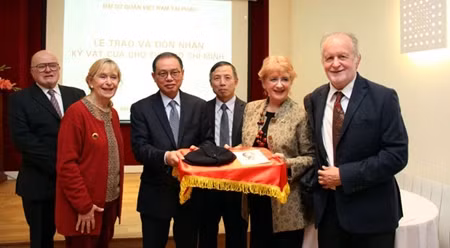 胡志明主席的纪念品赠送仪式在法国举行 ảnh 1