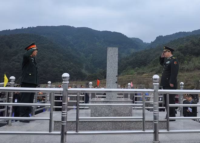 越中第三届边境国防友好交流活动：两国边防部队进行边界联合巡逻 ảnh 1
