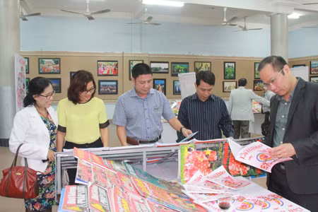 将春节刊物送给长沙岛县军民 ảnh 1