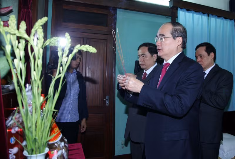 阮善仁在胡志明主席遗迹区上香 缅怀胡志明主席 ảnh 1