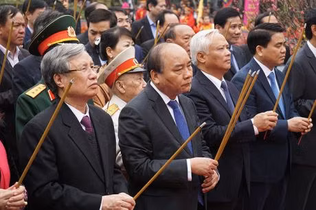 越南政府总理阮春福出席纪念玉回—栋多大捷228周年的栋多丘庙会 ảnh 1