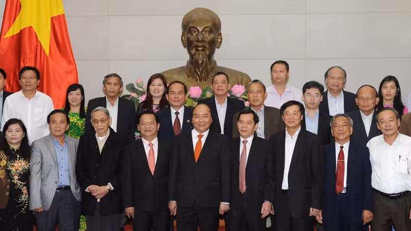 阮春福总理会见广义省历届领导干部代表 ảnh 1