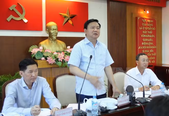 胡志明市委书记丁罗升与第二郡及第九郡郡委领导举行工作会谈 ảnh 1 胡志明市委书记丁罗升与第二郡及第九郡郡委领导举行工作会谈 ảnh 1