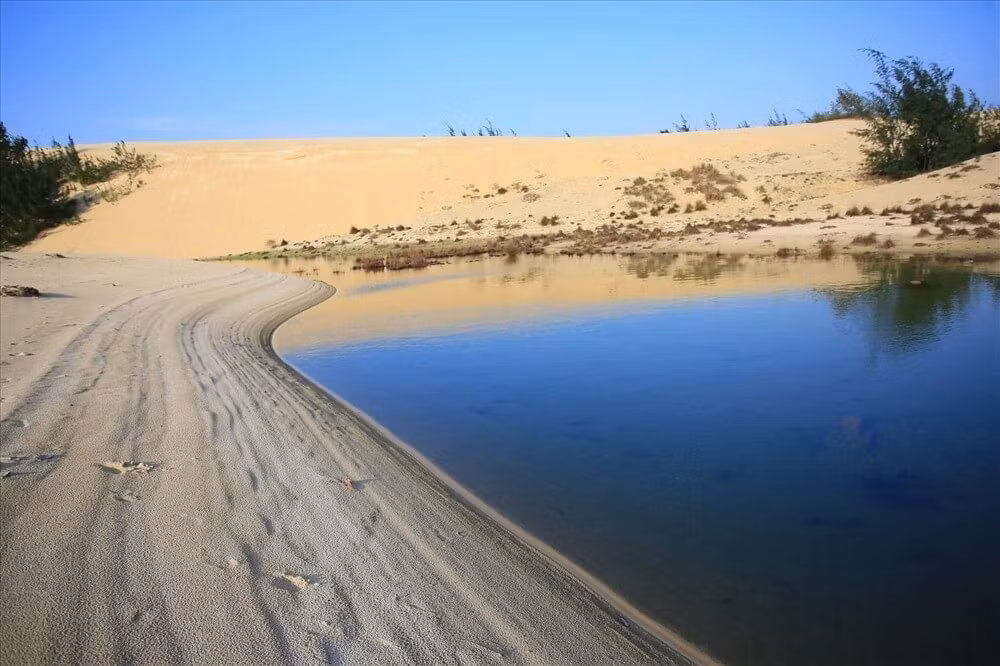 广平省“无底”湖——莲花湖 ảnh 1