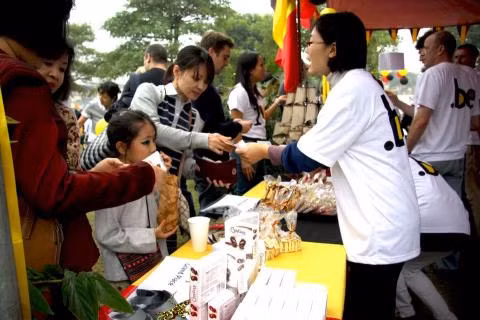 河内国际妇女俱乐部举办第25届慈善义卖活动 ảnh 1