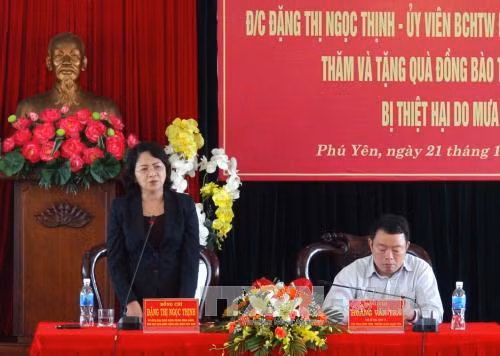 越南国家副主席走访慰问富安省洪水灾区灾民 ảnh 1