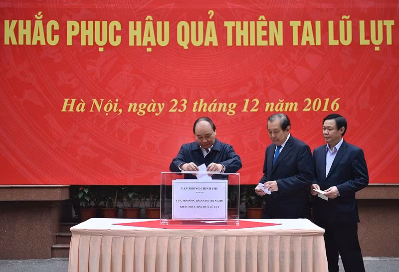 越南政府领导为中部灾区人民捐款 ảnh 1