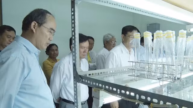 越南祖国阵线中央委员会主席阮善仁走访茶荣大学 ảnh 1