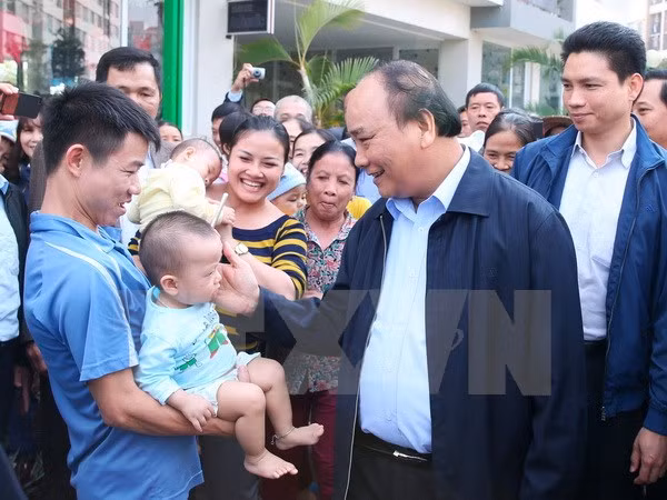 阮春福总理走访慰问河内市嘉林县邓舍保障性住房小区居民 ảnh 1 阮春福总理走访慰问河内市嘉林县邓舍保障性住房小区居民 ảnh 1