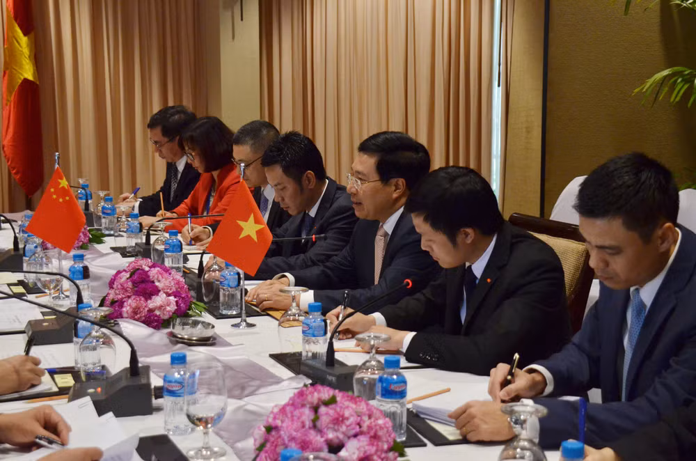 越南政府副总理兼外长范平明会见中国外长王毅和老挝外长沙伦塞 ảnh 3