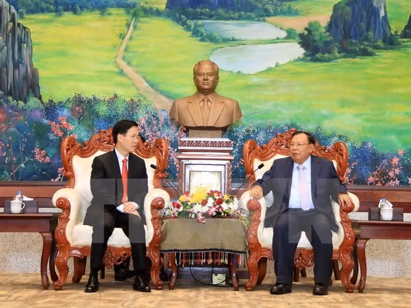 老挝人民革命党中央总书记、国家主席本扬·沃拉吉会见越共中央宣教部部长武文赏 ảnh 1