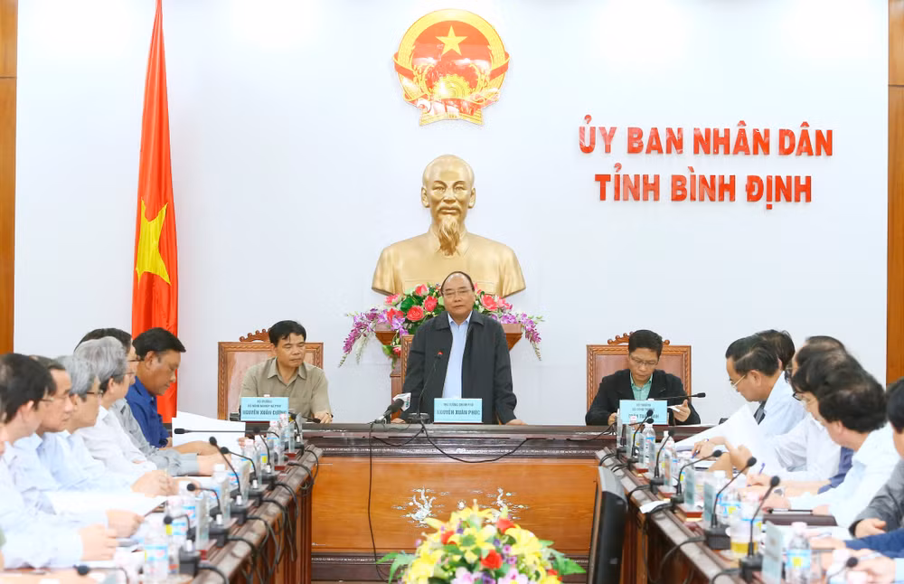 越南政府总理阮春福指导克服平定省洪灾后果 ảnh 1