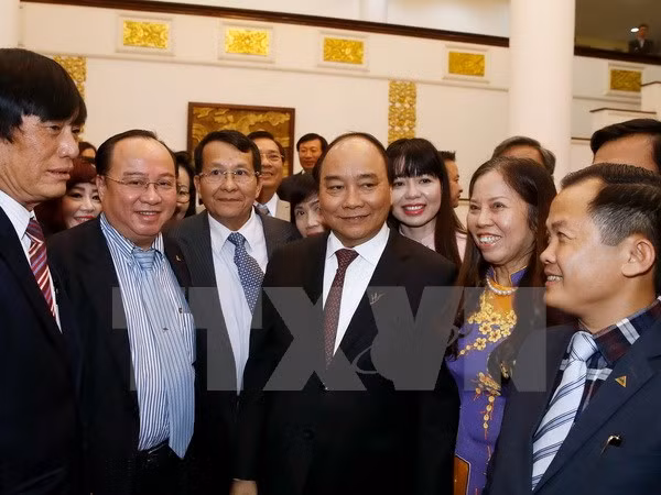 越南政府阮春福会见越南消费商品发展协会代表团 ảnh 1 越南政府阮春福会见越南消费商品发展协会代表团 ảnh 1