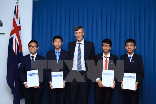 澳大利亚数学竞赛：澳驻越大使向取得优异成绩的越南学生颁奖 ảnh 1