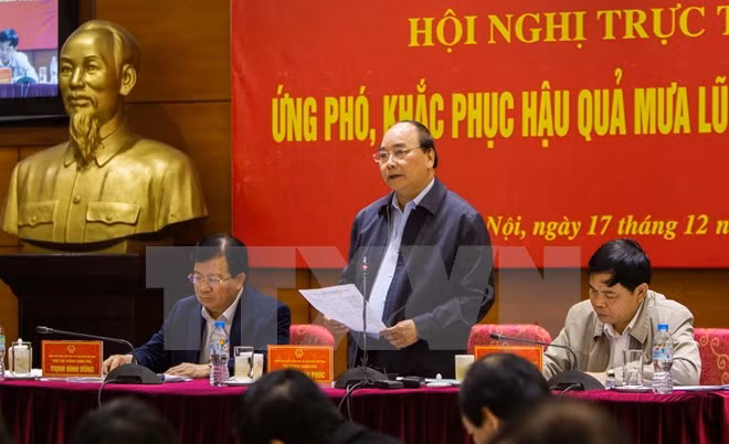 阮春福总理：决不让洪水灾区受灾群众挨饿受冻 ảnh 1