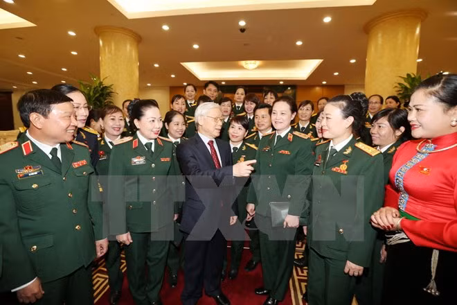 越共中央总书记阮富仲会见女军人模范代表 ảnh 1