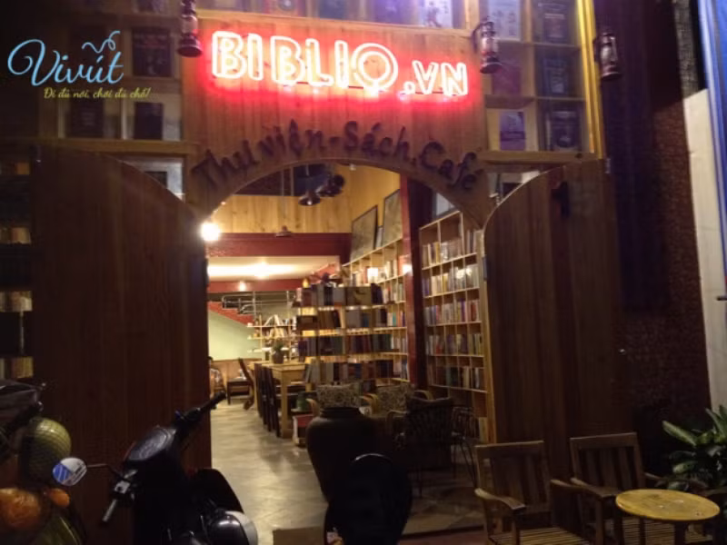 书店式咖啡馆弘扬岘港市全民阅读文化 ảnh 1