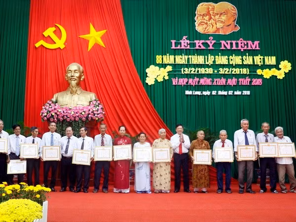 老柬领导人致电祝贺越南共产党建党88周年 ảnh 1 老柬领导人致电祝贺越南共产党建党88周年 ảnh 1