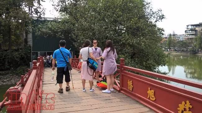  河内玉山祠准备外袍供游客免费借用 ảnh 1