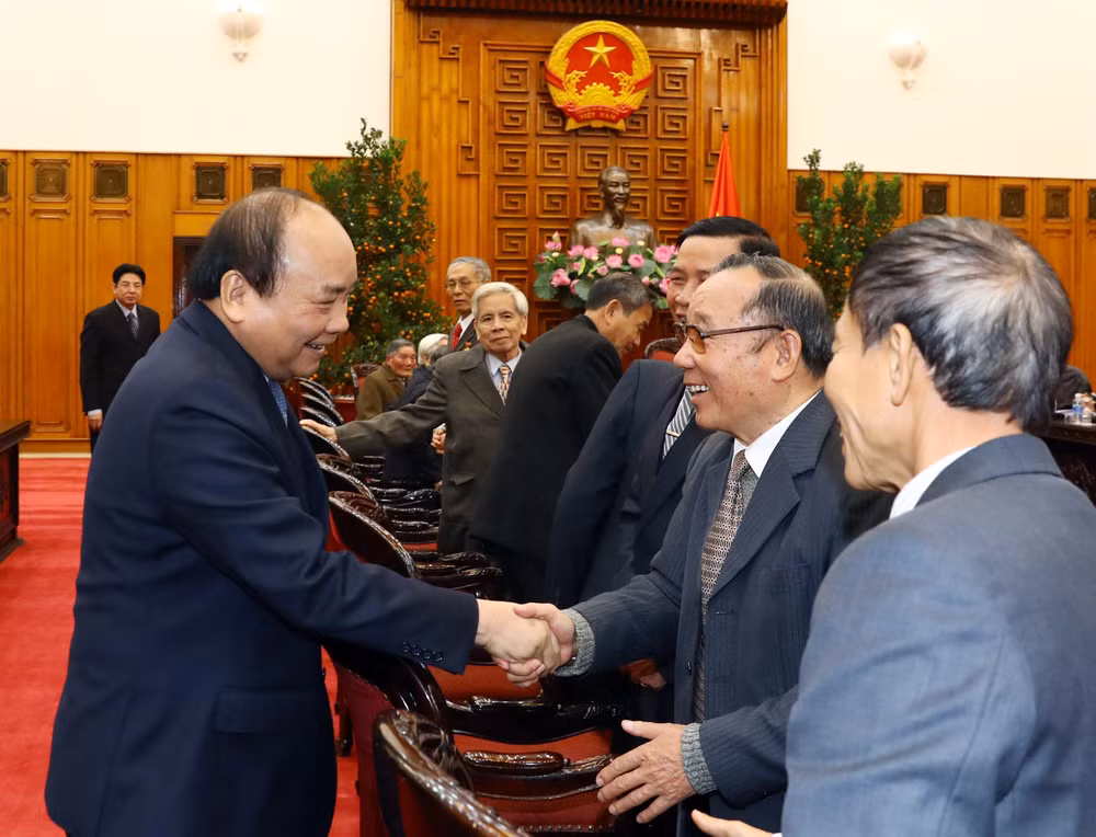 政府总理阮春福会见越南援柬专家联络委员会代表 ảnh 2 政府总理阮春福会见越南援柬专家联络委员会代表 ảnh 2
