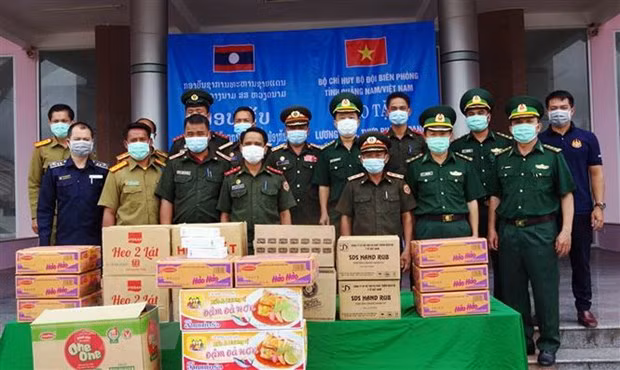 广南省边防部队向老挝色贡省边境保护力量捐赠粮食和医疗物资 ảnh 1 广南省边防部队向老挝色贡省边境保护力量捐赠粮食和医疗物资 ảnh 1