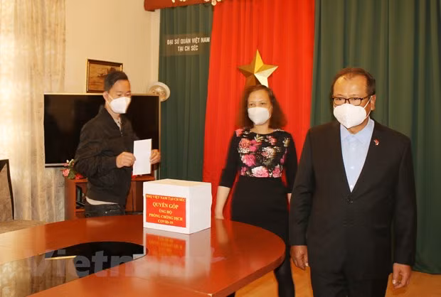 旅捷越南人捐款援助国内新冠肺炎疫情防控工作 ảnh 1 旅捷越南人捐款援助国内新冠肺炎疫情防控工作 ảnh 1