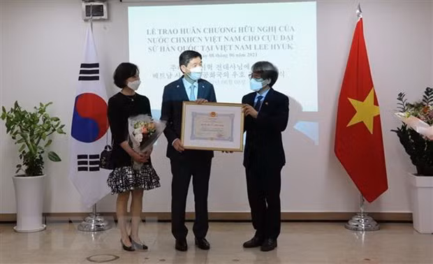 越南授予原韩国驻越南大使李赫友谊勋章 ảnh 1 越南授予原韩国驻越南大使李赫友谊勋章 ảnh 1