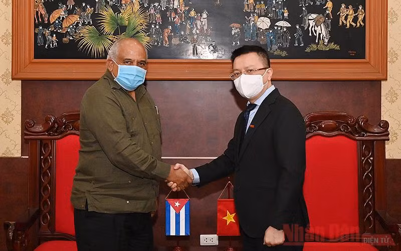 古巴驻越大使走访人民报社 ảnh 1