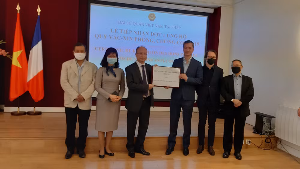 旅居法国越南人和法国朋友为越南新冠疫苗基金会捐赠2万欧元 ảnh 1