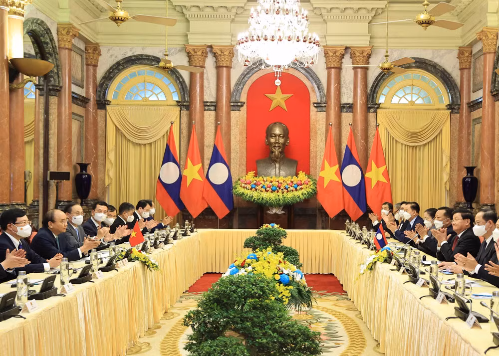 越南国家主席阮春福会见老挝人革党中央总书记、国家主席通伦 ảnh 2