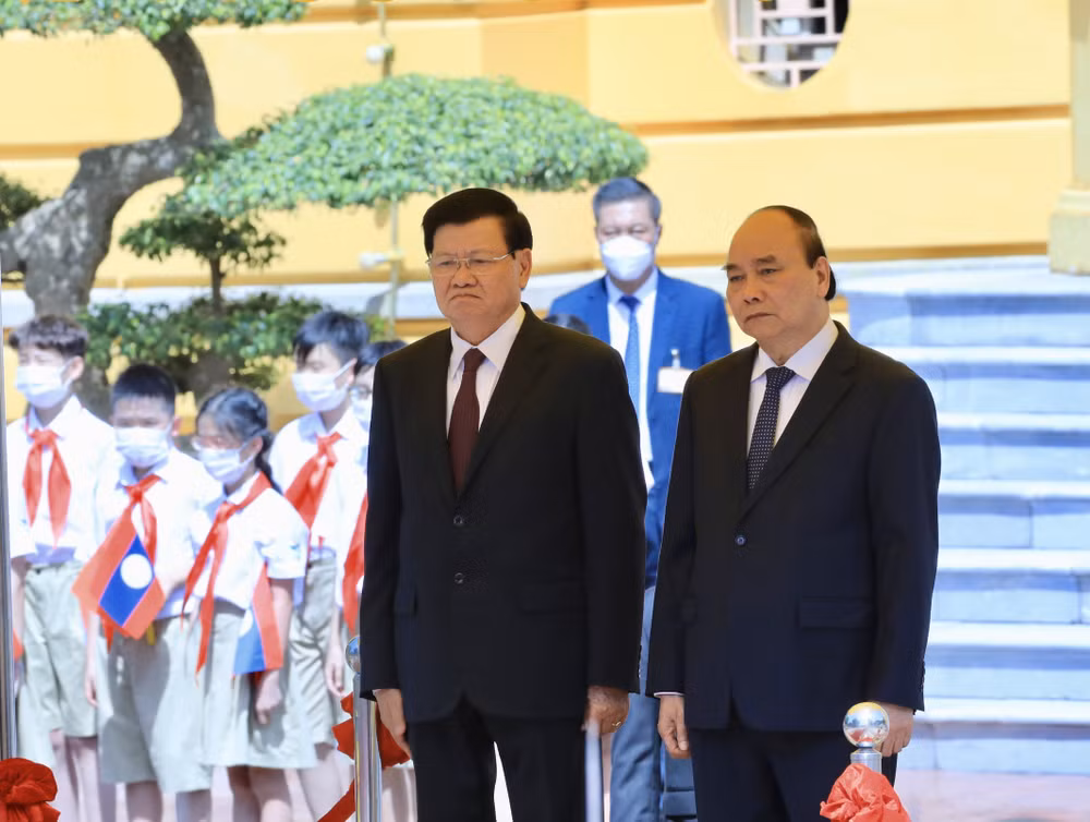 老挝媒体：通伦·西苏里访越之旅彰显老挝在维护与发展越老传统关系的一贯立场 ảnh 1