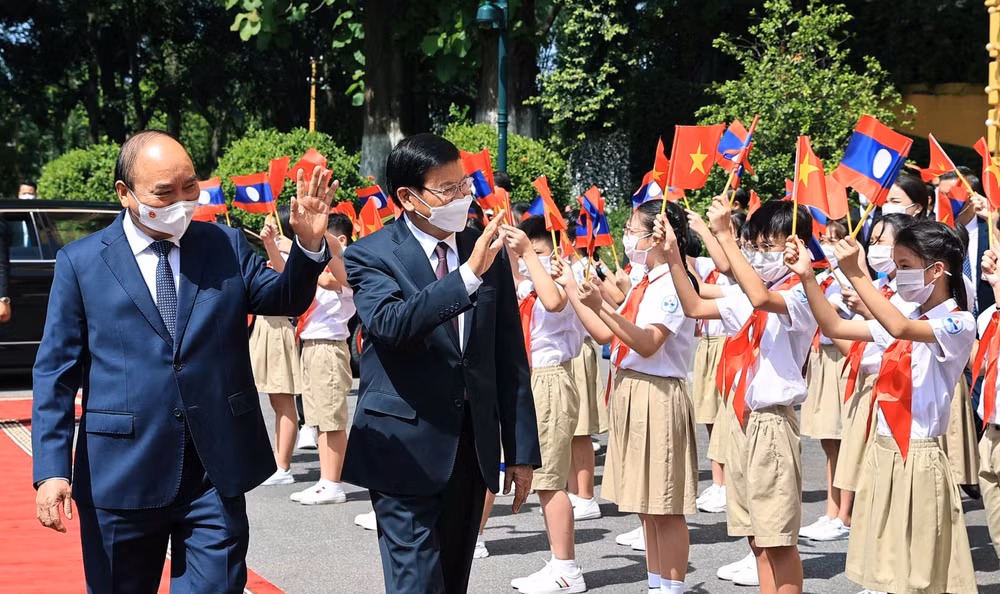老挝媒体：通伦·西苏里访越之旅彰显老挝在维护与发展越老传统关系的一贯立场 ảnh 2