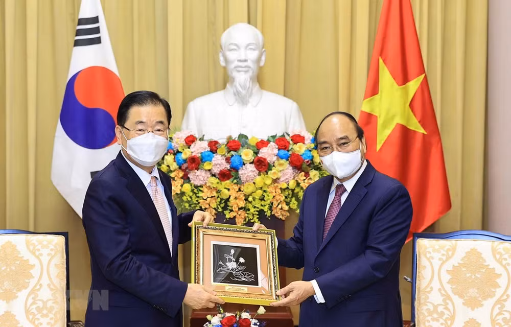 越南国家主席阮春福会见韩国外交部长官郑义溶 ảnh 1 越南国家主席阮春福会见韩国外交部长官郑义溶 ảnh 1