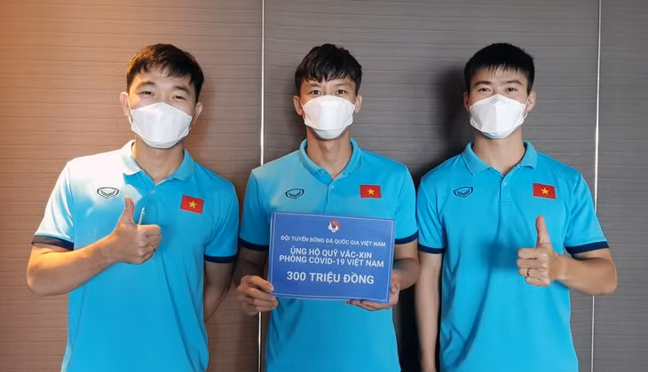 越南友好组织联合会和国家男子足球队捐款助力抗疫 ảnh 2